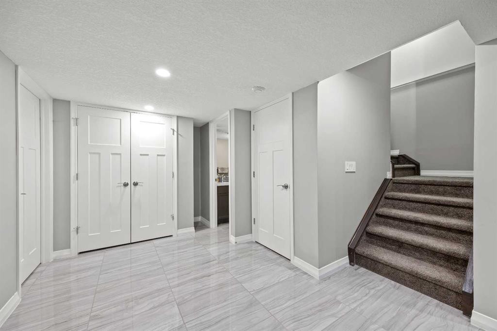 27 Mahogany Crescent Se, Calgary, AB - Indoor Photo Showing Other Room