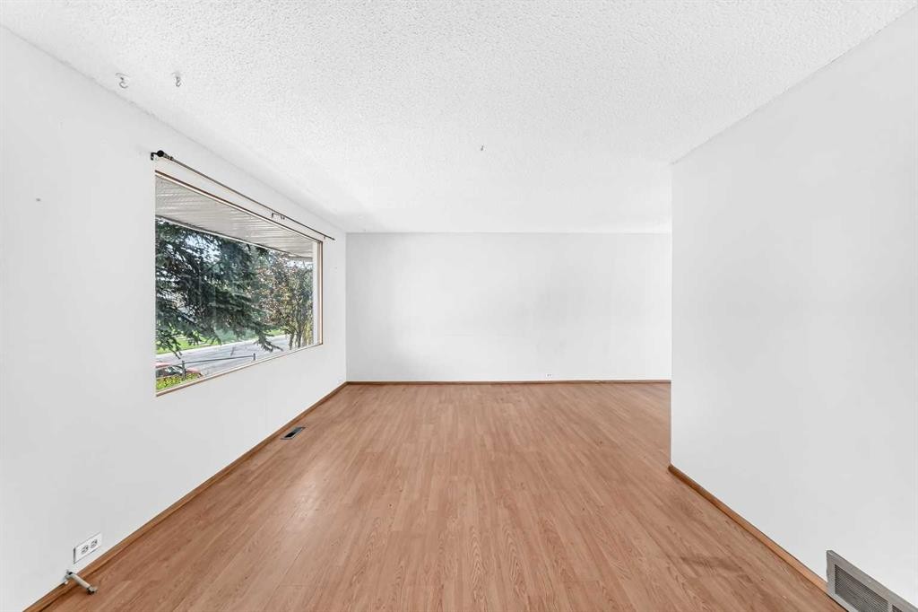6839 Huntridge Hill Ne, Calgary, AB