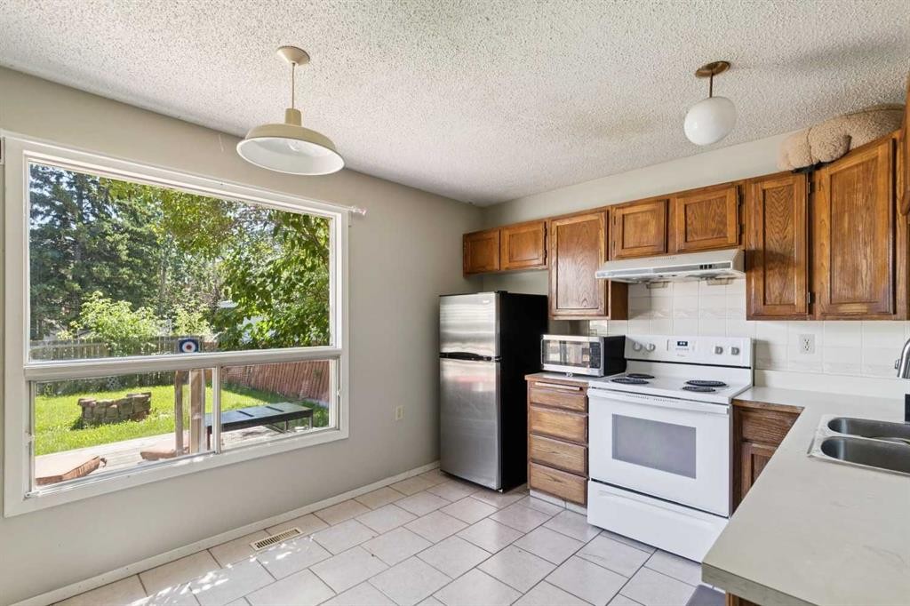 864 Queensland Drive Se, Calgary, AB