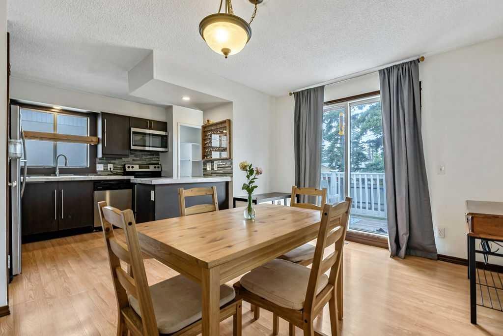 311 Penbrooke Crescent Se, Calgary, AB - Indoor Photo Showing Dining Room
