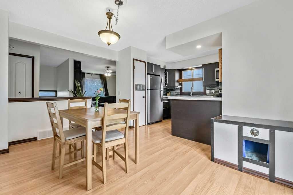 311 Penbrooke Crescent Se, Calgary, AB - Indoor Photo Showing Dining Room