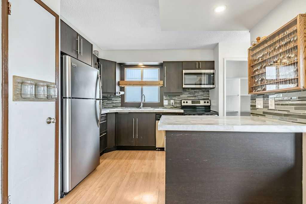 311 Penbrooke Crescent Se, Calgary, AB - Indoor Photo Showing Kitchen