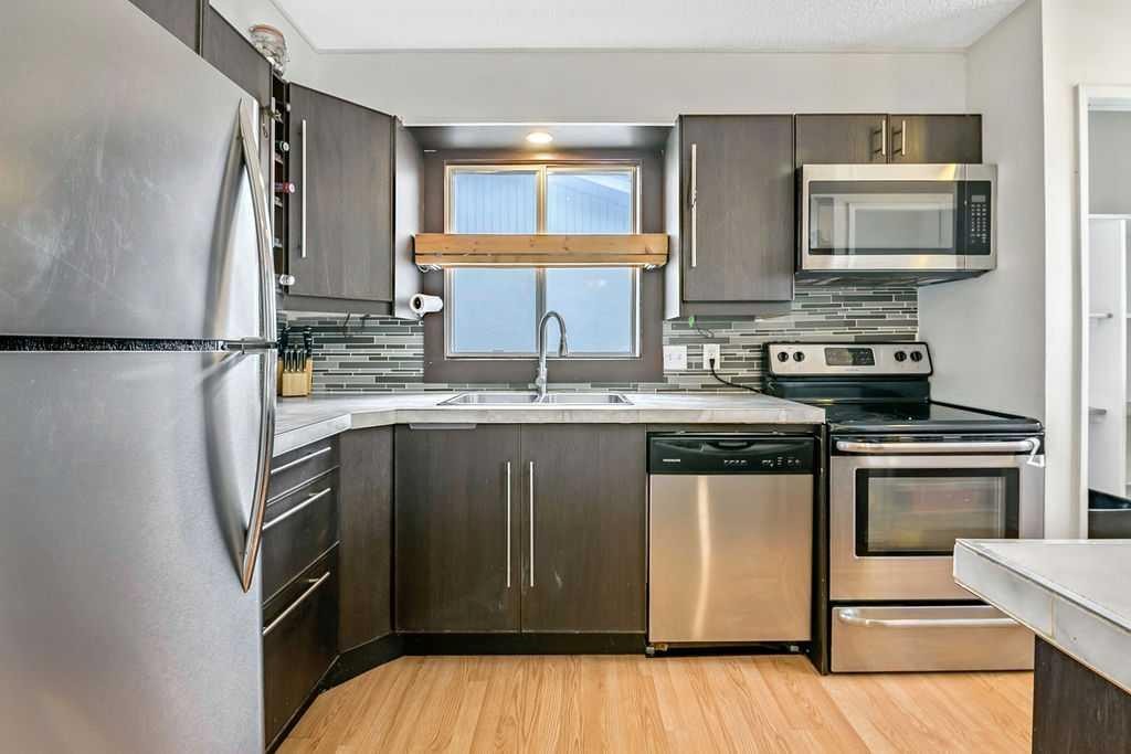 311 Penbrooke Crescent Se, Calgary, AB - Indoor Photo Showing Kitchen With Double Sink With Upgraded Kitchen