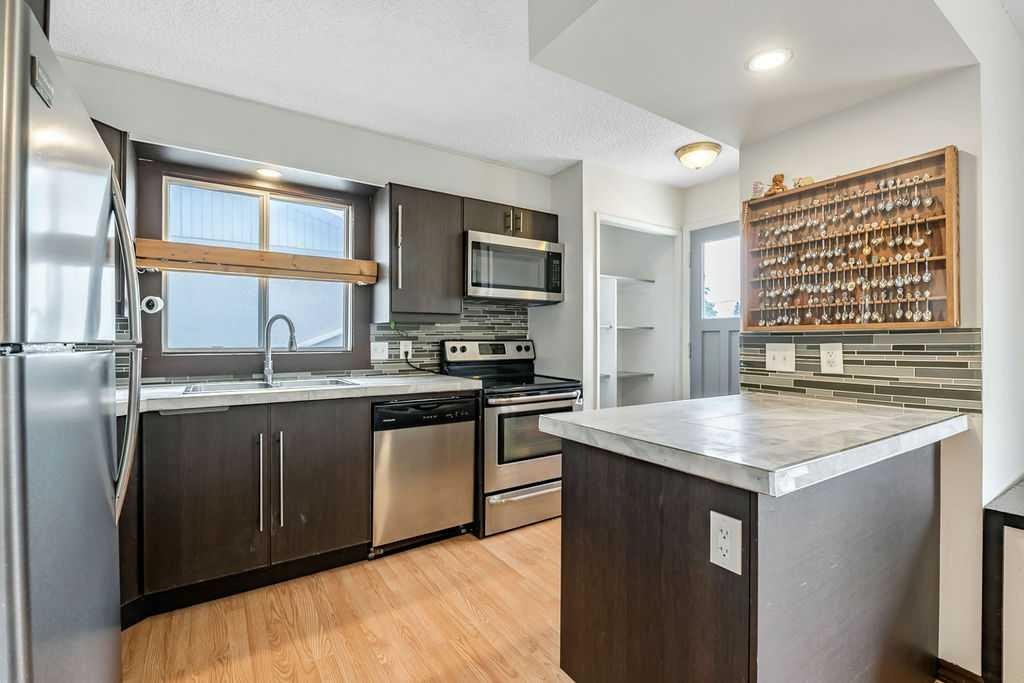 311 Penbrooke Crescent Se, Calgary, AB - Indoor Photo Showing Kitchen With Upgraded Kitchen