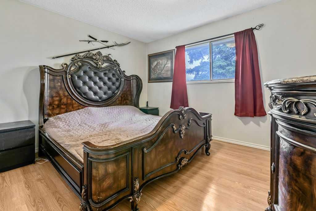 311 Penbrooke Crescent Se, Calgary, AB - Indoor Photo Showing Bedroom