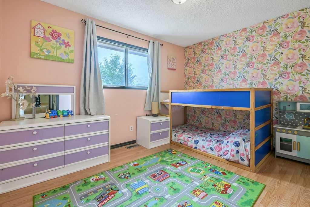 311 Penbrooke Crescent Se, Calgary, AB - Indoor Photo Showing Bedroom