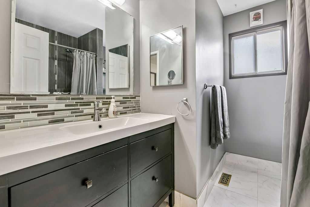 311 Penbrooke Crescent Se, Calgary, AB - Indoor Photo Showing Bathroom