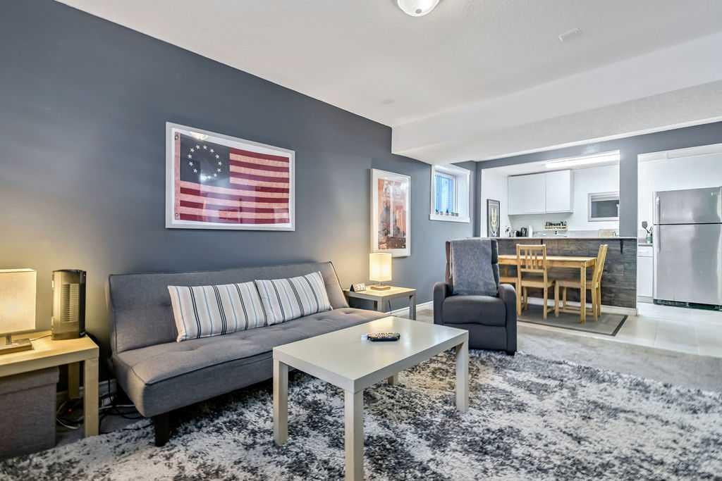 311 Penbrooke Crescent Se, Calgary, AB - Indoor Photo Showing Living Room