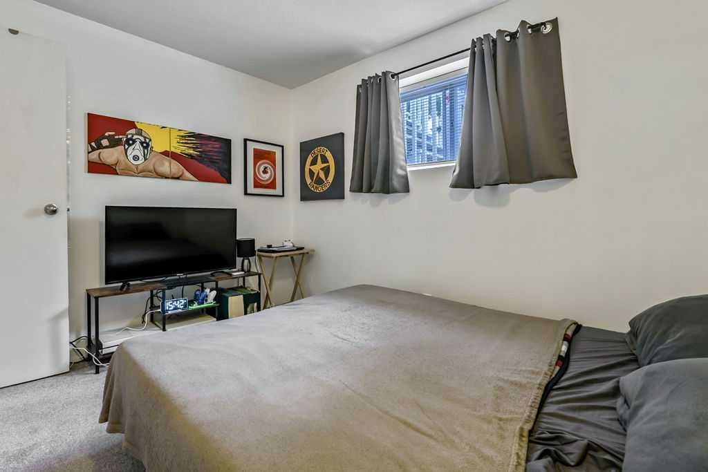 311 Penbrooke Crescent Se, Calgary, AB - Indoor Photo Showing Bedroom