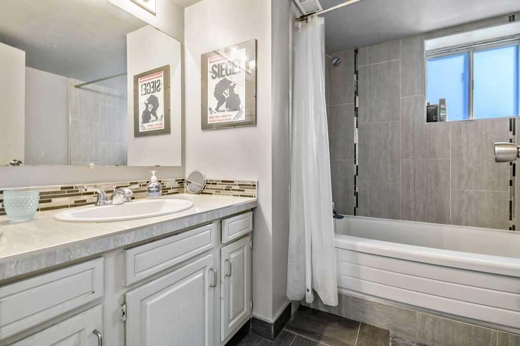 311 Penbrooke Crescent Se, Calgary, AB - Indoor Photo Showing Bathroom