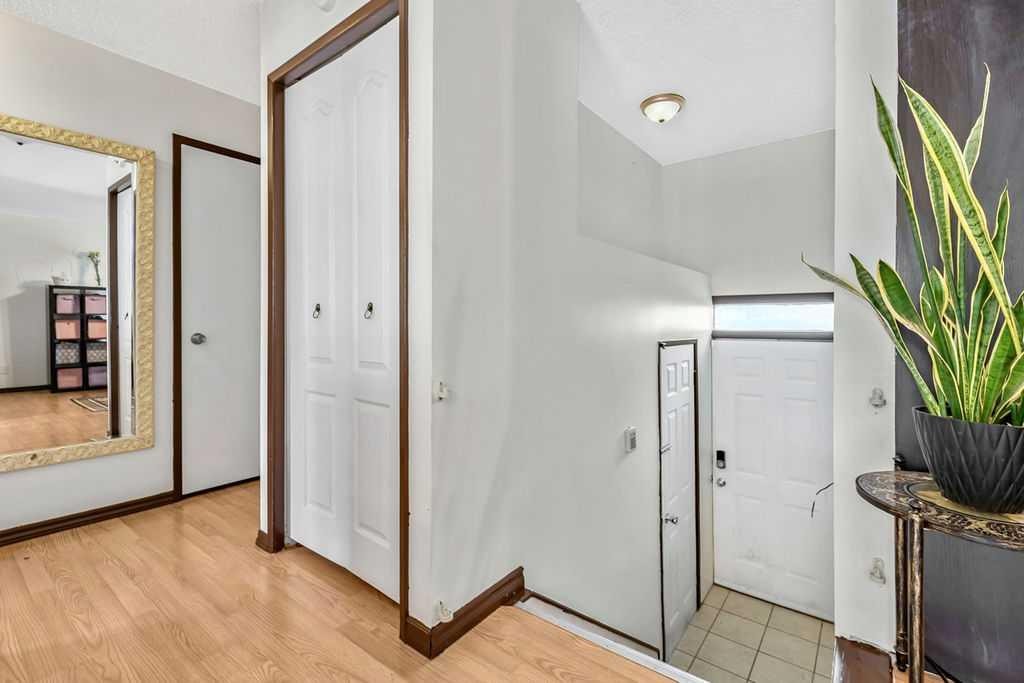 311 Penbrooke Crescent Se, Calgary, AB - Indoor Photo Showing Other Room