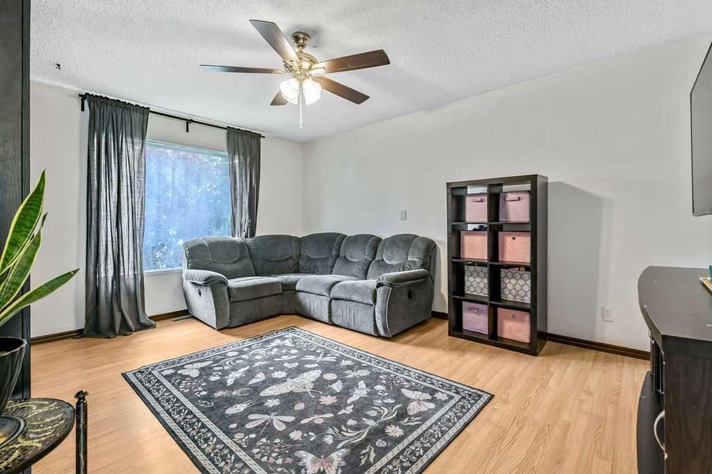 311 Penbrooke Crescent Se, Calgary, AB - Indoor Photo Showing Living Room