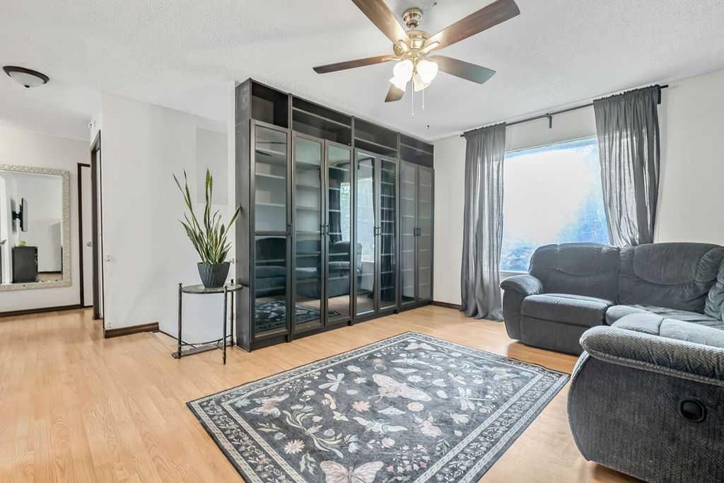 311 Penbrooke Crescent Se, Calgary, AB - Indoor Photo Showing Living Room