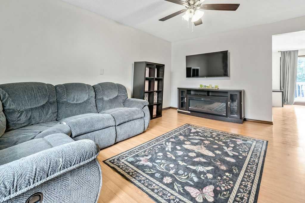 311 Penbrooke Crescent Se, Calgary, AB - Indoor Photo Showing Living Room
