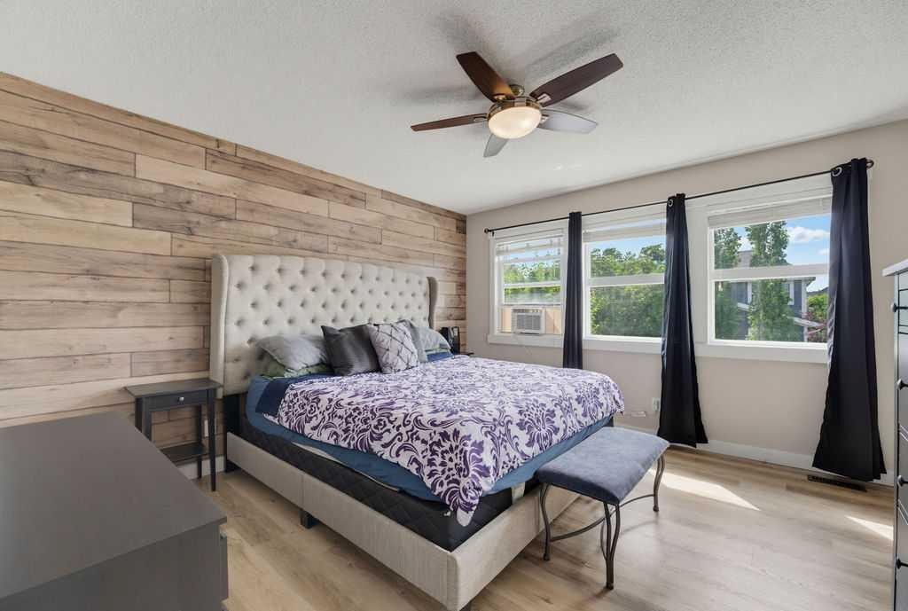 145 Sunset Manor, Cochrane, AB - Indoor Photo Showing Bedroom