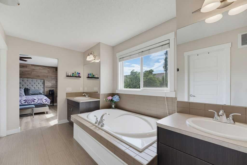 145 Sunset Manor, Cochrane, AB - Indoor Photo Showing Bathroom