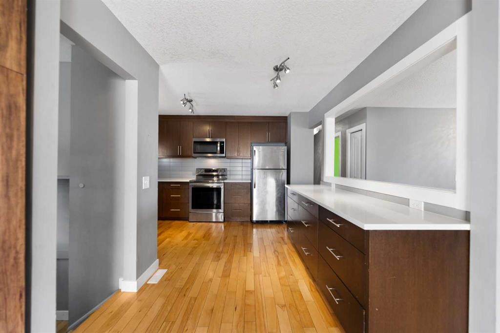 136 Maitland Drive Ne, Calgary, AB - Indoor Photo Showing Kitchen