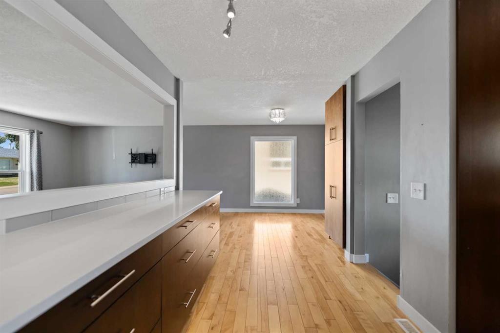 136 Maitland Drive Ne, Calgary, AB - Indoor