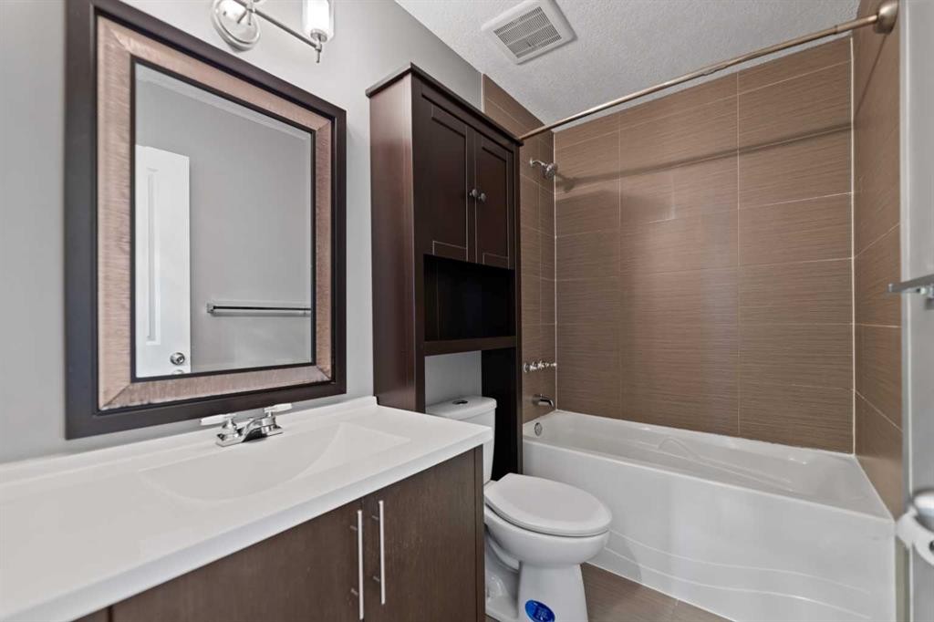 136 Maitland Drive Ne, Calgary, AB - Indoor Photo Showing Bathroom