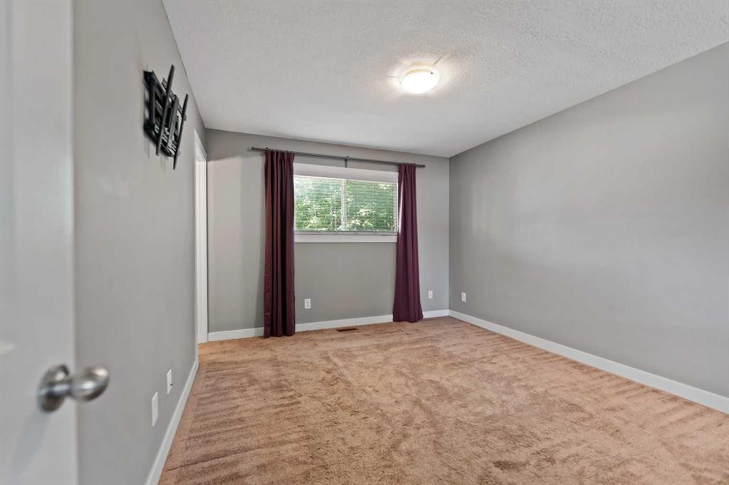 136 Maitland Drive Ne, Calgary, AB - Indoor Photo Showing Other Room
