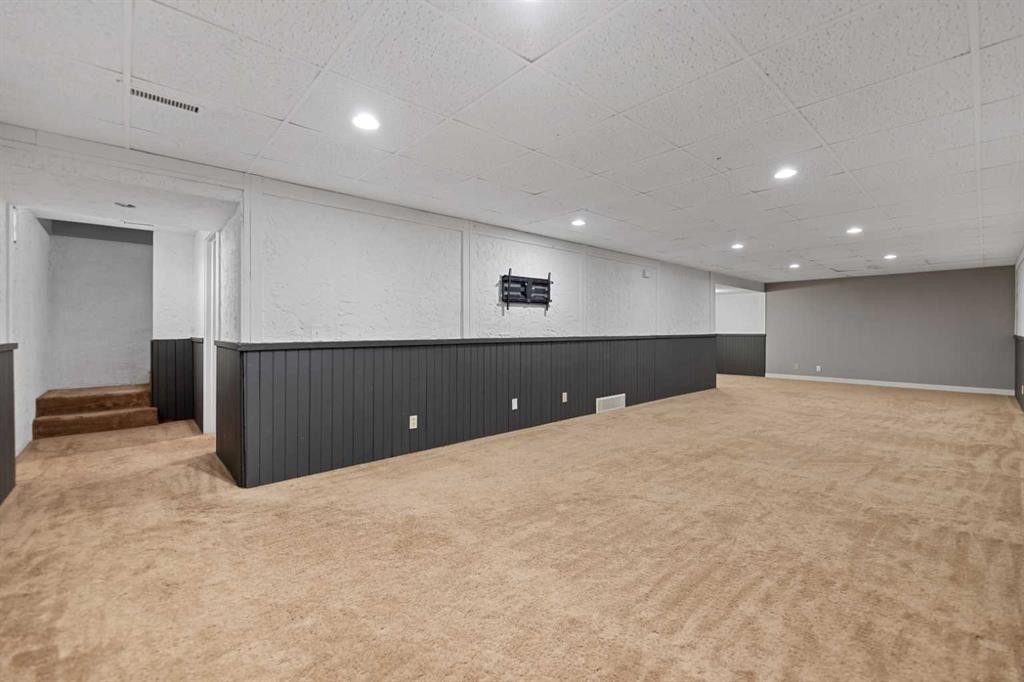 136 Maitland Drive Ne, Calgary, AB - Indoor Photo Showing Other Room