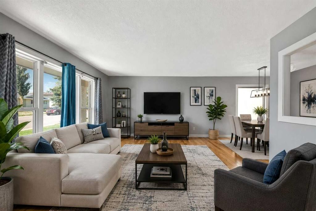 136 Maitland Drive Ne, Calgary, AB - Indoor Photo Showing Living Room
