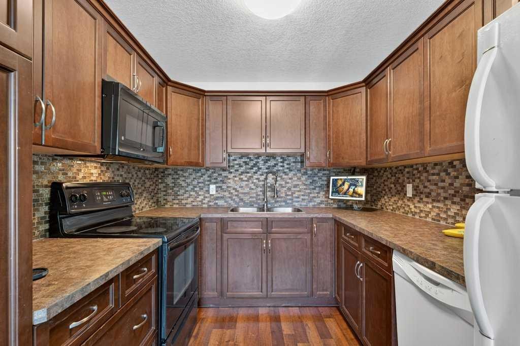 20 Mckinley Road Se, Calgary, AB - Indoor Photo Showing Kitchen With Double Sink