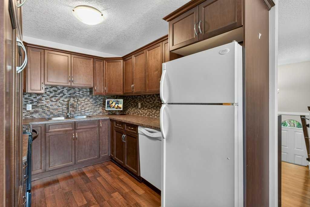 20 Mckinley Road Se, Calgary, AB - Indoor Photo Showing Kitchen With Double Sink