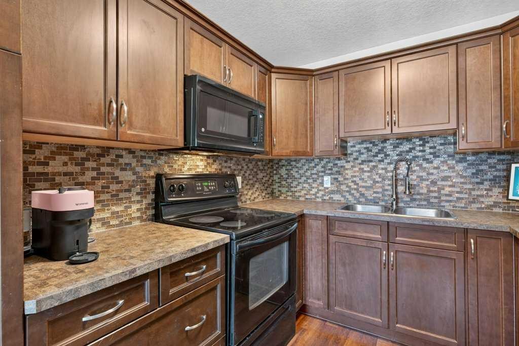 20 Mckinley Road Se, Calgary, AB - Indoor Photo Showing Kitchen With Double Sink