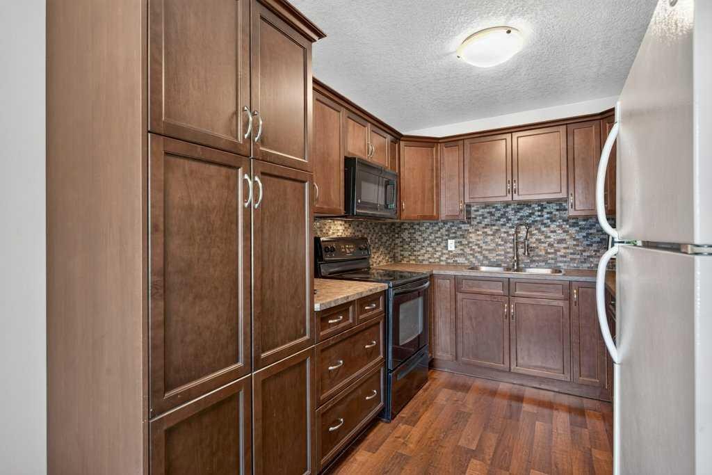 20 Mckinley Road Se, Calgary, AB - Indoor Photo Showing Kitchen