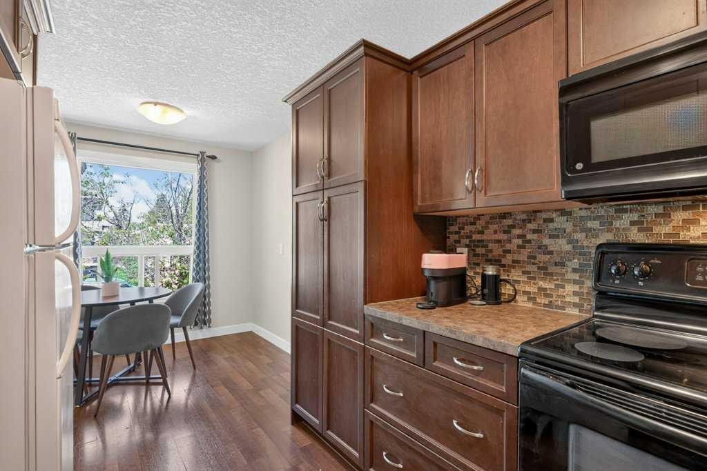 20 Mckinley Road Se, Calgary, AB - Indoor Photo Showing Kitchen