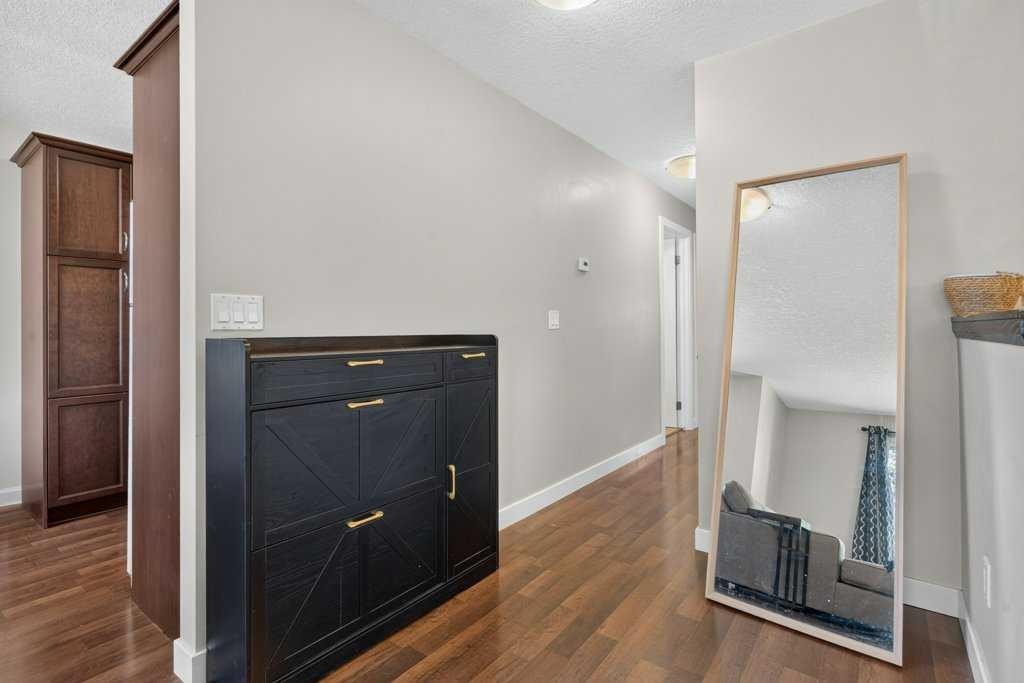 20 Mckinley Road Se, Calgary, AB - Indoor Photo Showing Other Room