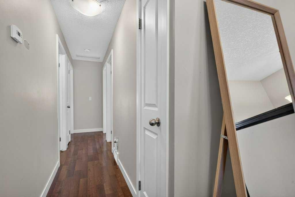 20 Mckinley Road Se, Calgary, AB - Indoor Photo Showing Other Room
