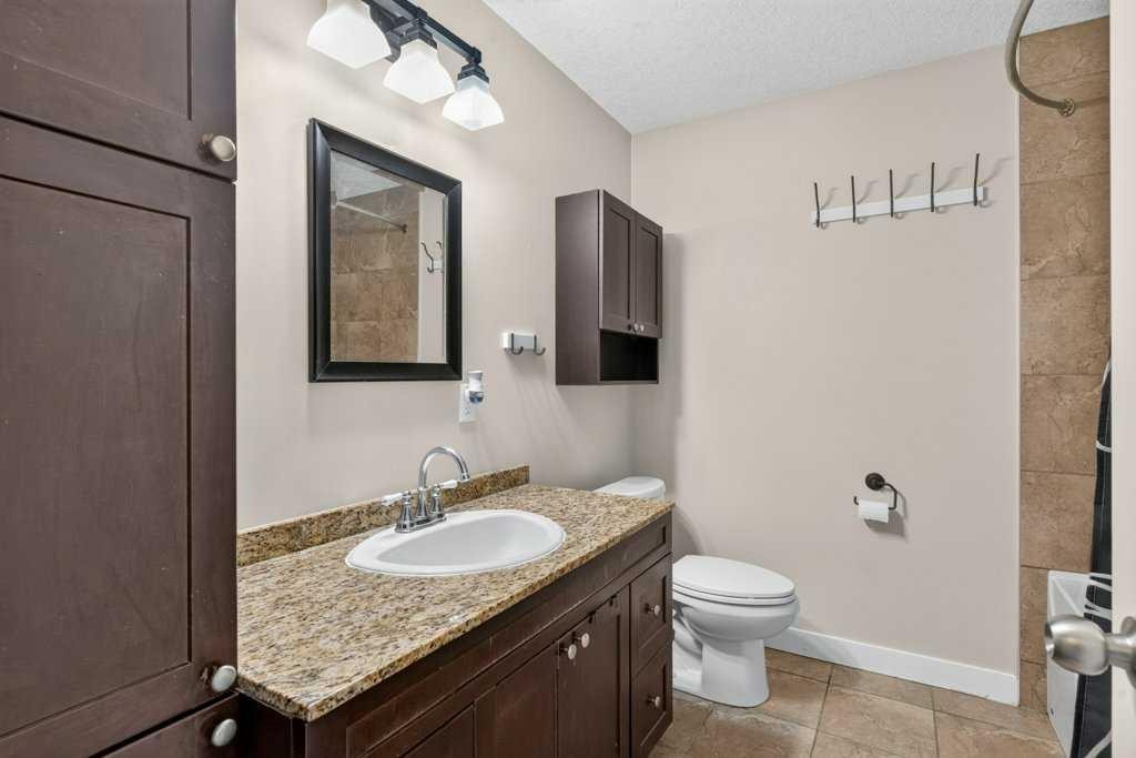 20 Mckinley Road Se, Calgary, AB - Indoor Photo Showing Bathroom