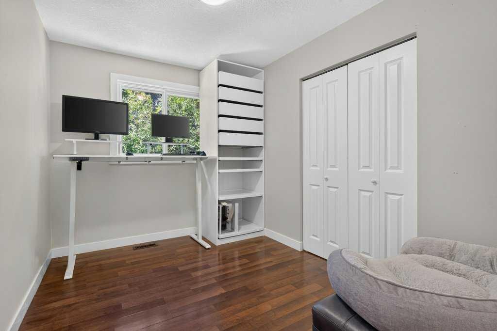 20 Mckinley Road Se, Calgary, AB - Indoor