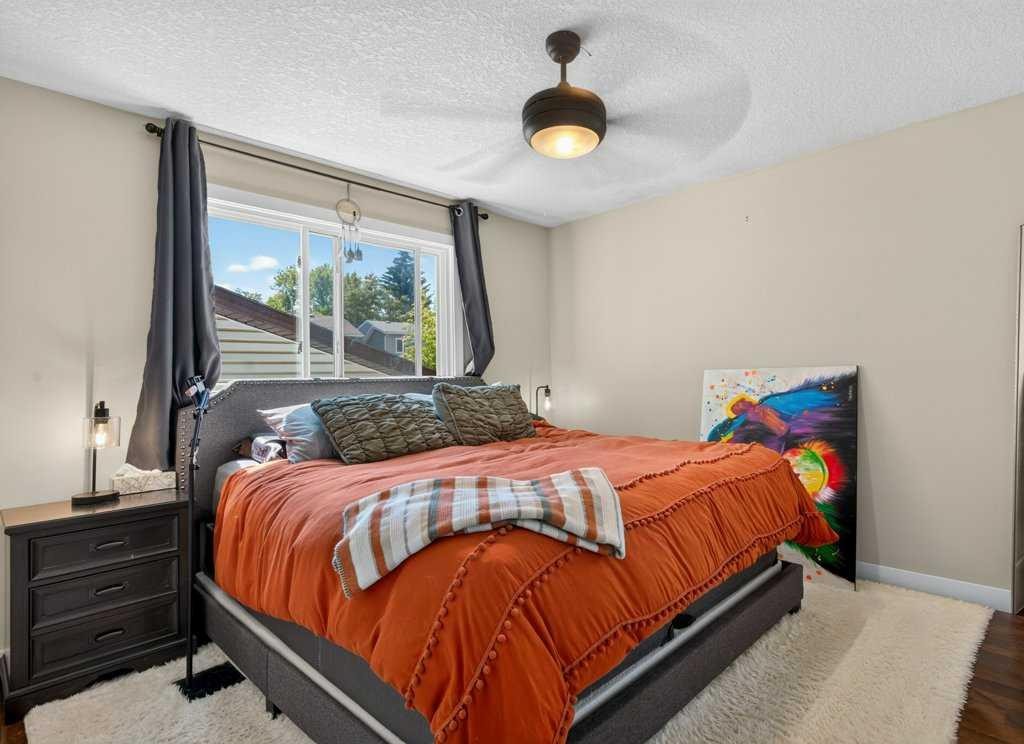 20 Mckinley Road Se, Calgary, AB - Indoor Photo Showing Bedroom