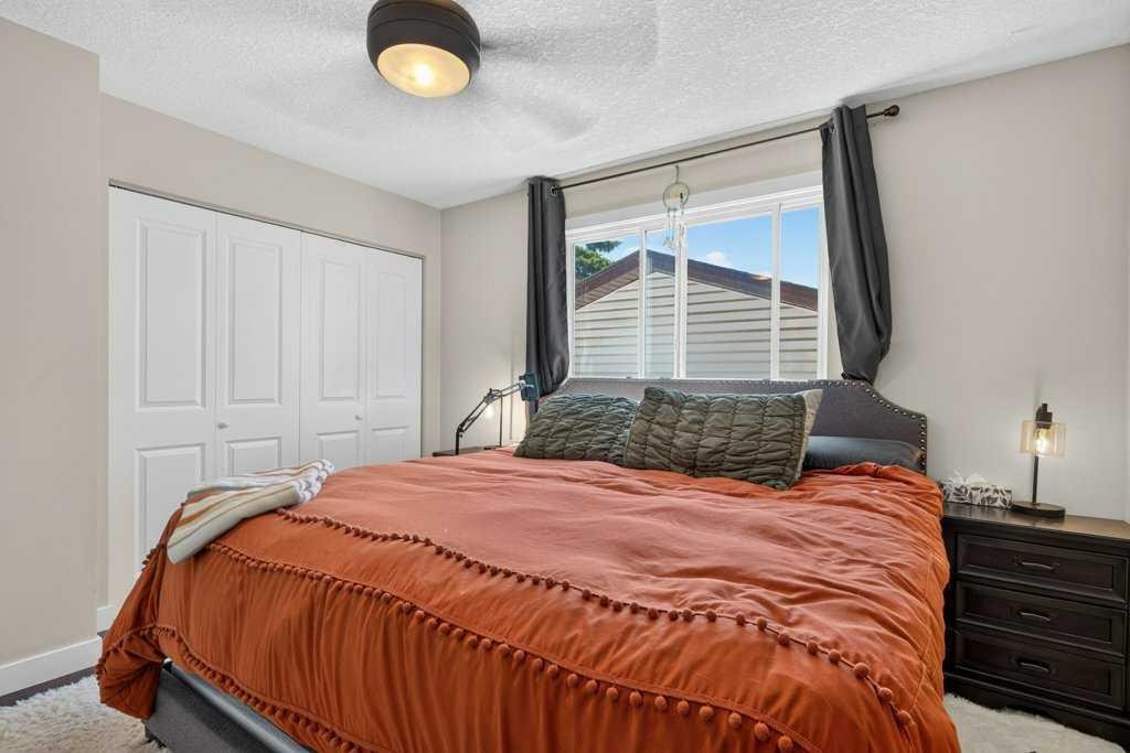 20 Mckinley Road Se, Calgary, AB - Indoor Photo Showing Bedroom