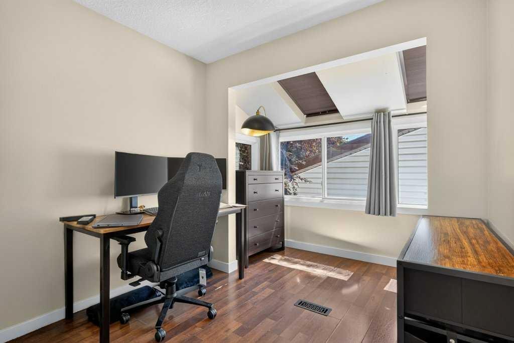 20 Mckinley Road Se, Calgary, AB - Indoor Photo Showing Office