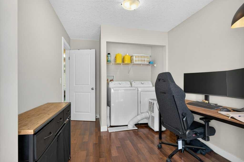 20 Mckinley Road Se, Calgary, AB - Indoor Photo Showing Office