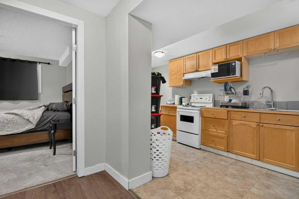 20 Mckinley Road Se, Calgary, AB - Indoor Photo Showing Kitchen With Double Sink