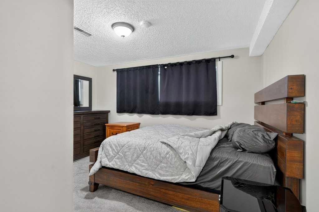 20 Mckinley Road Se, Calgary, AB - Indoor Photo Showing Bedroom