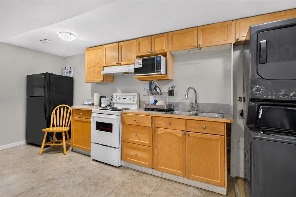 20 Mckinley Road Se, Calgary, AB - Indoor Photo Showing Kitchen