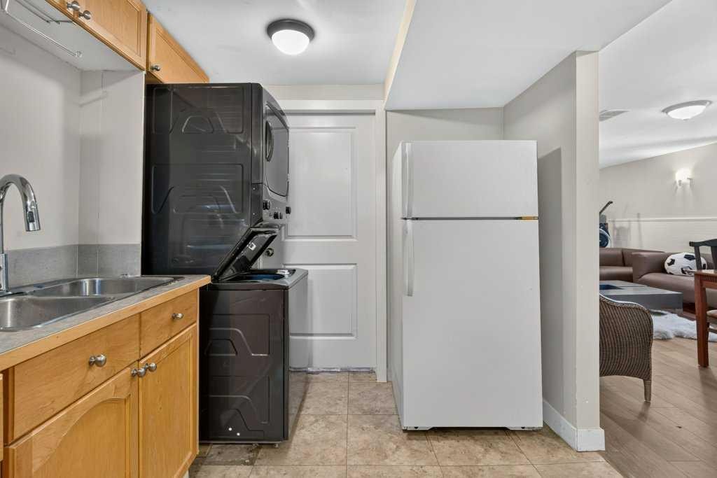 20 Mckinley Road Se, Calgary, AB - Indoor Photo Showing Kitchen With Double Sink