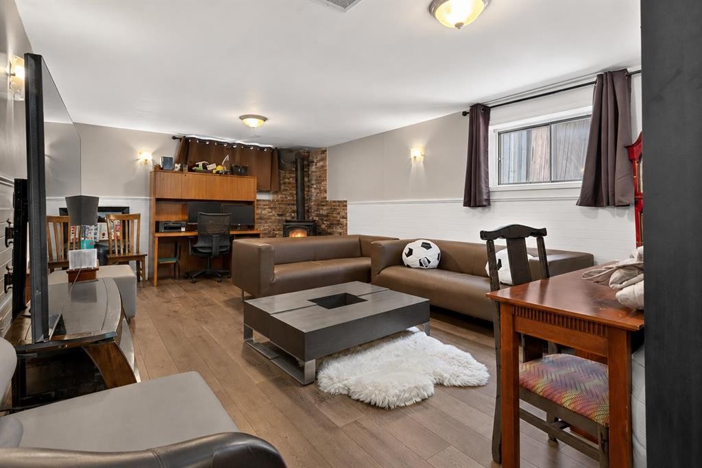 20 Mckinley Road Se, Calgary, AB - Indoor Photo Showing Living Room