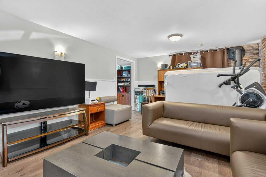 20 Mckinley Road Se, Calgary, AB - Indoor Photo Showing Living Room