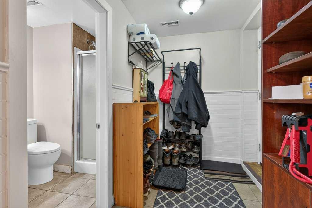 20 Mckinley Road Se, Calgary, AB - Indoor Photo Showing Bathroom