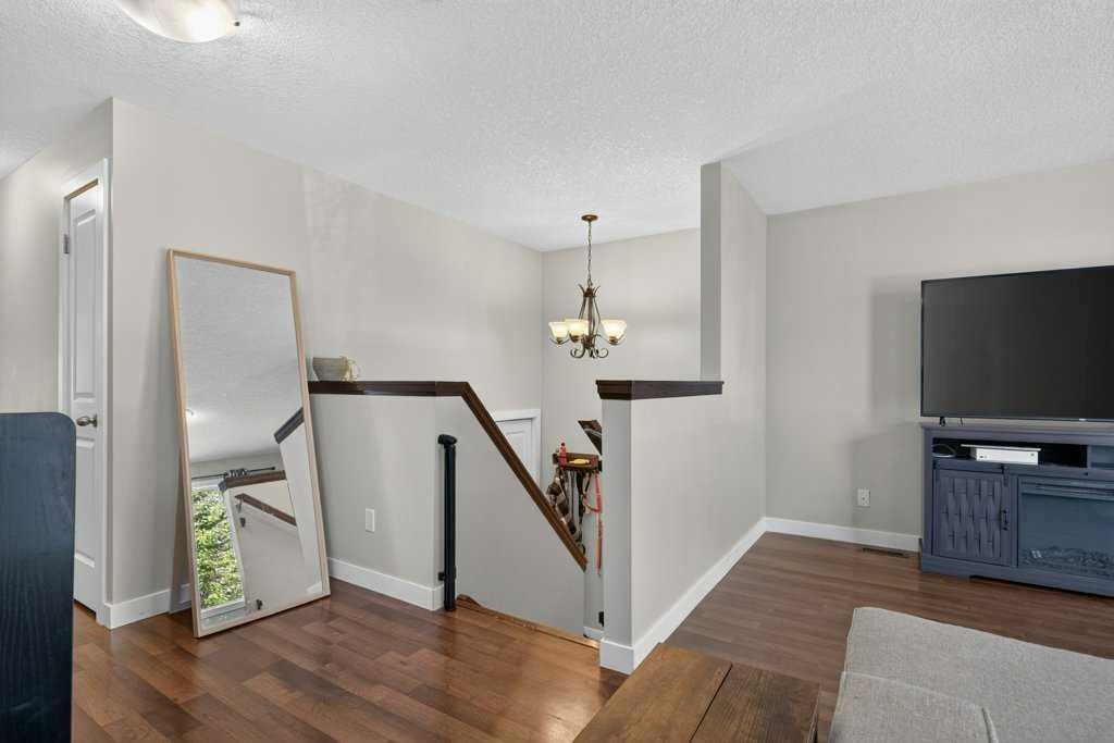 20 Mckinley Road Se, Calgary, AB - Indoor