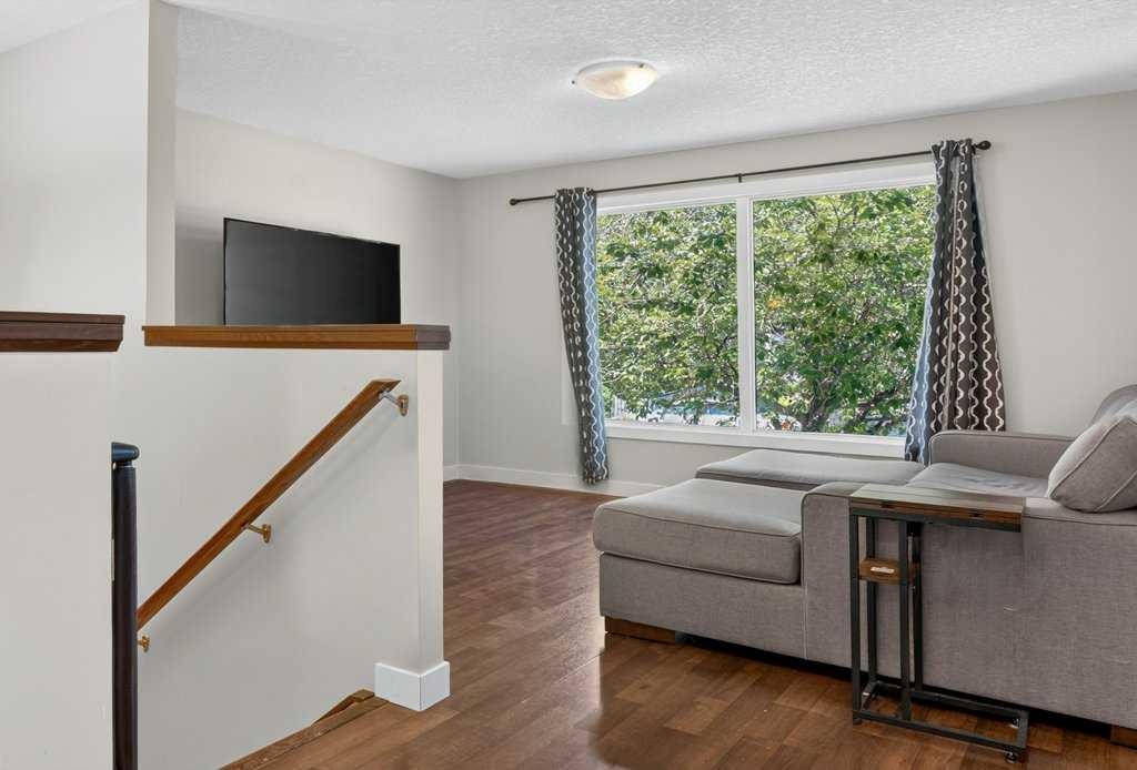 20 Mckinley Road Se, Calgary, AB - Indoor Photo Showing Living Room