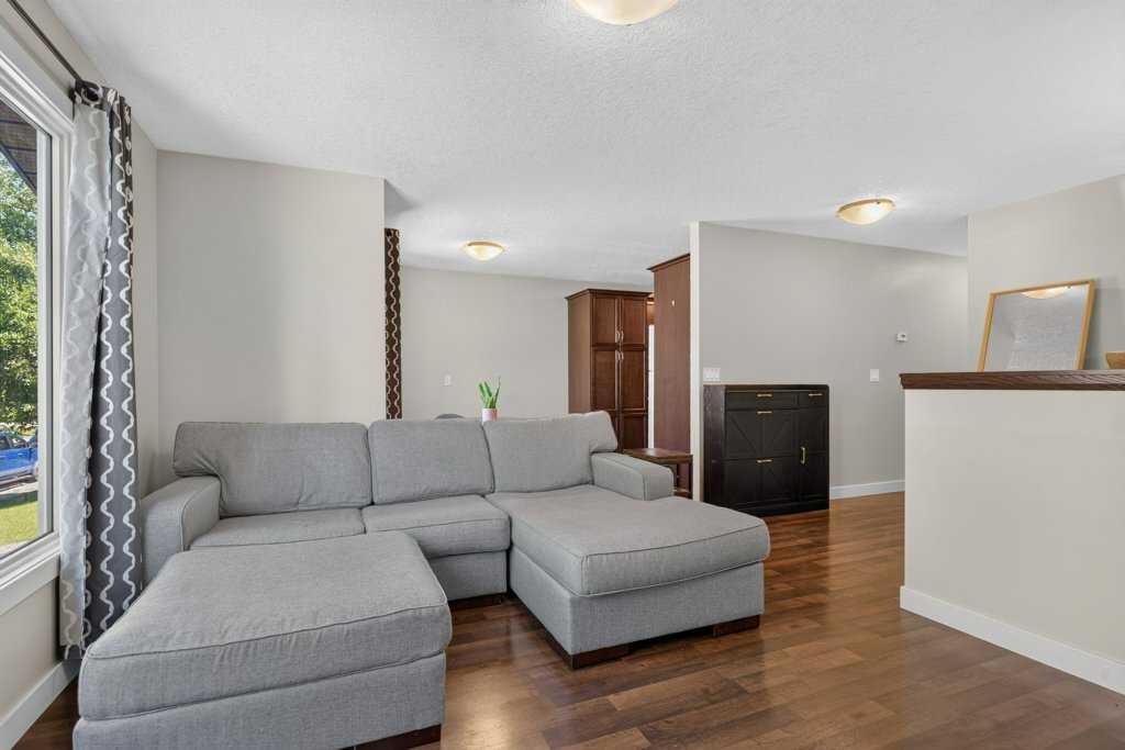20 Mckinley Road Se, Calgary, AB - Indoor Photo Showing Living Room