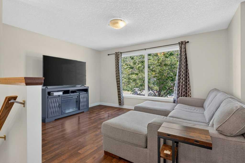20 Mckinley Road Se, Calgary, AB - Indoor Photo Showing Living Room